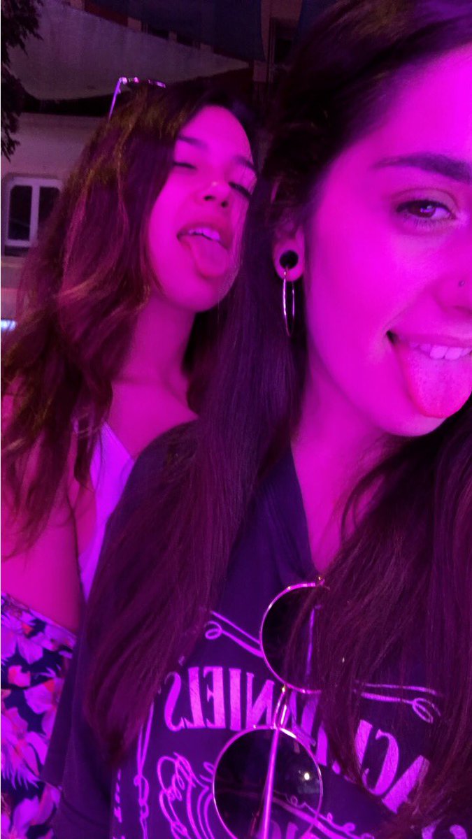 saramarug's tweet photo. Menos mal que quedas tú. Consiguiendo sacarme sonrisas en días de borrasca. Y si el Sol no termina en salir, te lo inventas. https://t.co/6McHKg9Uqd