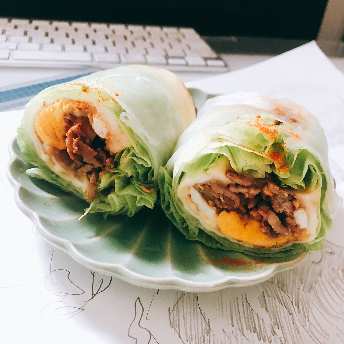 Twitter पर 谷口 菜津子 謎料理 ニンニク 生姜 豚コマ ナッツをオイスターソースと五香粉と砂糖で味付けして炒めて 生春巻き 少しずらして二枚重ね レタス二枚 食パン スライスチーズ 目玉焼き 焼いた肉をのせて ギチギチ巻いたやつ もちもちとろとろ