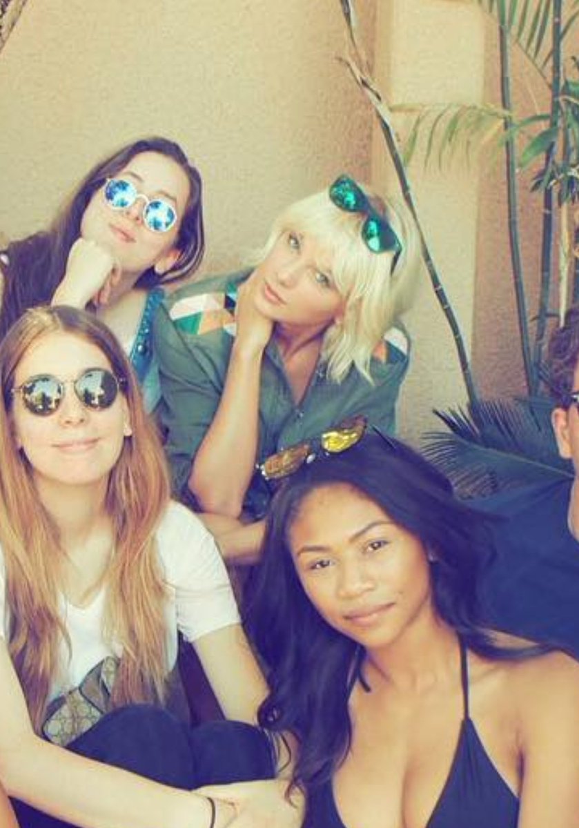 holdontoswift's tweet photo. Taylor's bleached hair looks really good here don't @ me https://t.co/zbtFPH56Kr