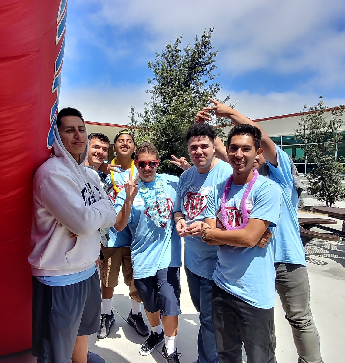 NSHSVikings55's tweet photo. Freshman Orientation lunch time for the Class of 2021 and Link Crew Leaders #NSHSVIKINGS https://t.co/cLglZo9BwF