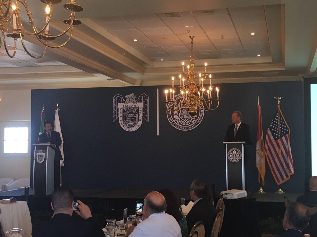 XBorderAmb's tweet photo. #BorderMayors signed a resolution urging 🇲🇽🇺🇸 governments to recognize the importance of trade between NAFTA members https://t.co/YkNWJmAnLz