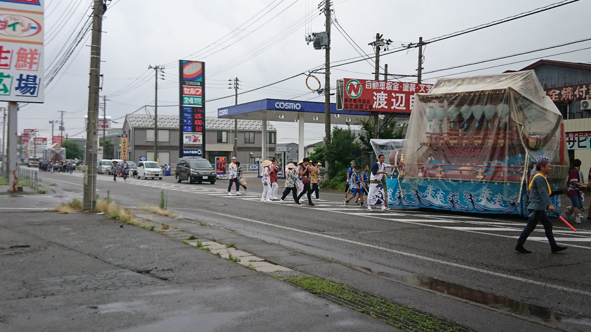 彩浜人 En Twitter 今日は直江津祇園祭最終日 夜19時から行われる御饌米奉納を前に 小雨がぱらつく中 お囃子や太鼓を響かせ各町内会の屋台が直江津地区を巡行しています 屋台には雨天時限定となる雨避けのビニールシートが被せてありました 直江津祇園祭