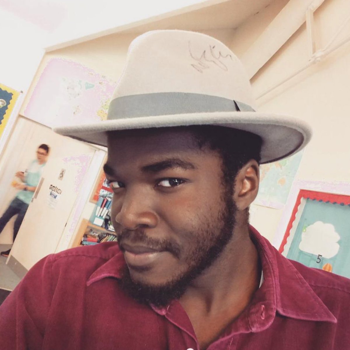 AdeleNowuk's tweet image. Adele meeting @DukeOfPop &amp;amp; signing his hat earlier today at @IntoUniversity.