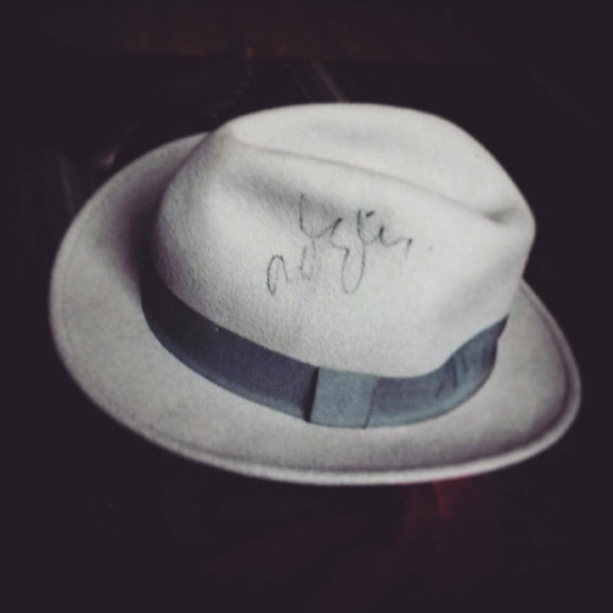 AdeleNowuk's tweet image. Adele meeting @DukeOfPop &amp;amp; signing his hat earlier today at @IntoUniversity.