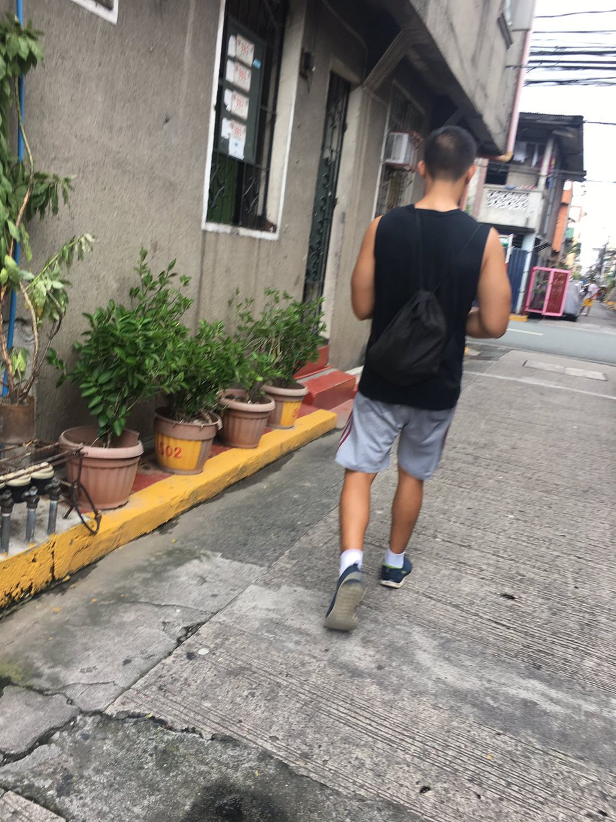 jakestatic's tweet photo. Hello daw sabi ng braso ni kuya. #PerksOfWalking https://t.co/kTJwJbpmod