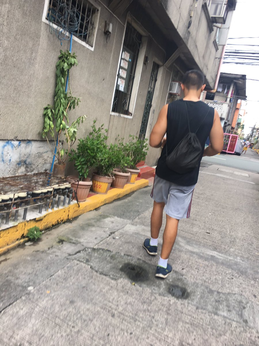 jakestatic's tweet photo. Hello daw sabi ng braso ni kuya. #PerksOfWalking https://t.co/kTJwJbpmod