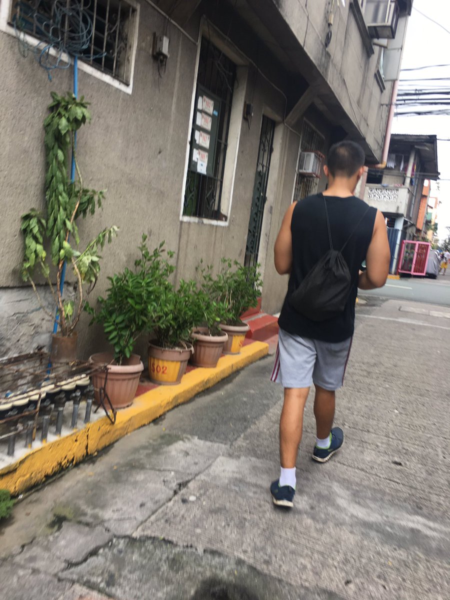 jakestatic's tweet photo. Hello daw sabi ng braso ni kuya. #PerksOfWalking https://t.co/kTJwJbpmod