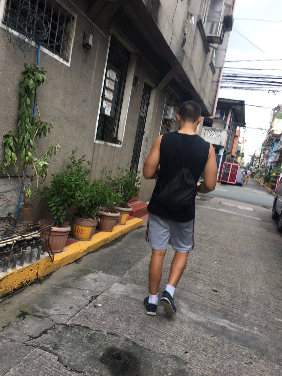 jakestatic's tweet photo. Hello daw sabi ng braso ni kuya. #PerksOfWalking https://t.co/kTJwJbpmod