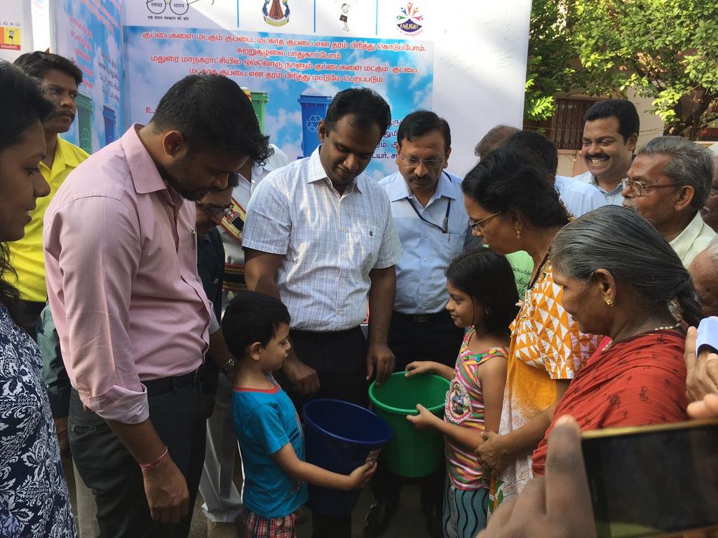 BPCRetail_MDU's tweet photo. Distribution of dry and wet dust bins with Madurai Corporation @BPCLimited @mageshks007 #SwachhBharat #SwachhtaPakhwada https://t.co/J6q3jofnAX