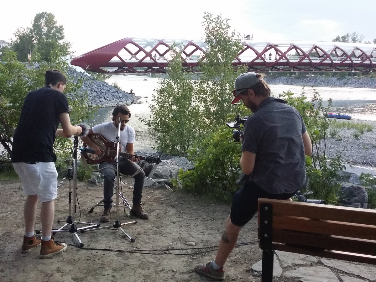 WMeridianMedia's tweet photo. Filming at our favourite place on the island during #CFMF2017, 'The Point' with the incredible @bonesofjrjones
#FolkInTheField https://t.co/RJVerFiVqQ