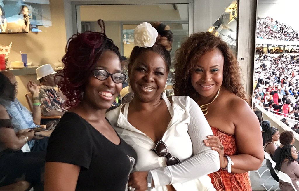 Rockin the evening out <a href="/VibeCinci/">Vibe Cincinnati</a> #cincyUSA #ShareTheRhythm #myblackisbeautiful #suite1035