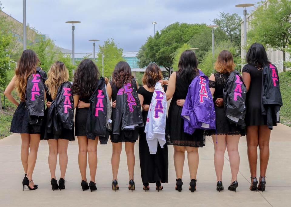 UTDGammas's tweet photo. #fbf to our Spring 2017 photoshoot 📸💁🏽 Our sisters looked #PrettyInPink but #PerfectInPurple 👌🏽💓💜 #UTDGammas #GoGamma2017 #GetYouAGamma https://t.co/McUq6OuJAV