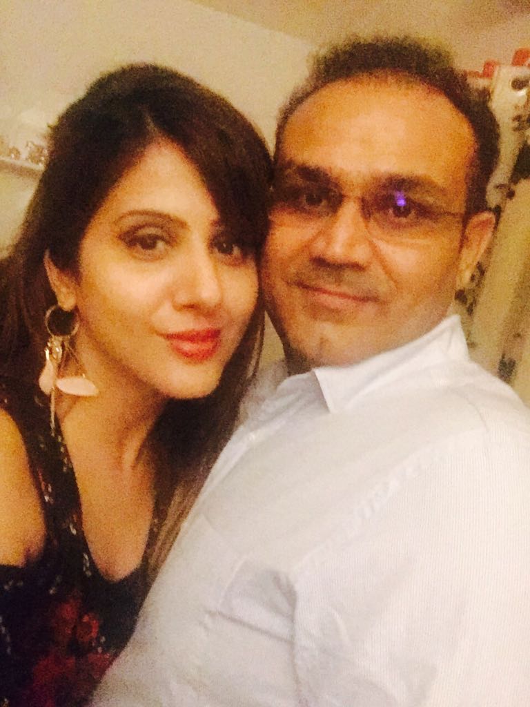 virendersehwag's tweet image. Husband is HEAD of Family and Wife is the Neck that turns the Head around.
Jo Biwi Se Kare Pyaar ,Selfie Se Kaise Kare Inkaar !