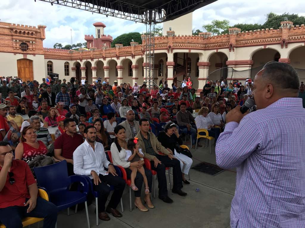 ConElMazoDando's tweet photo. En fotos: Diosdado Cabello acompañó homenaje al Comandante Chávez en el Cuartel 4F - https://t.co/iajO0lKg9S https://t.co/Qjr3P0Dy76