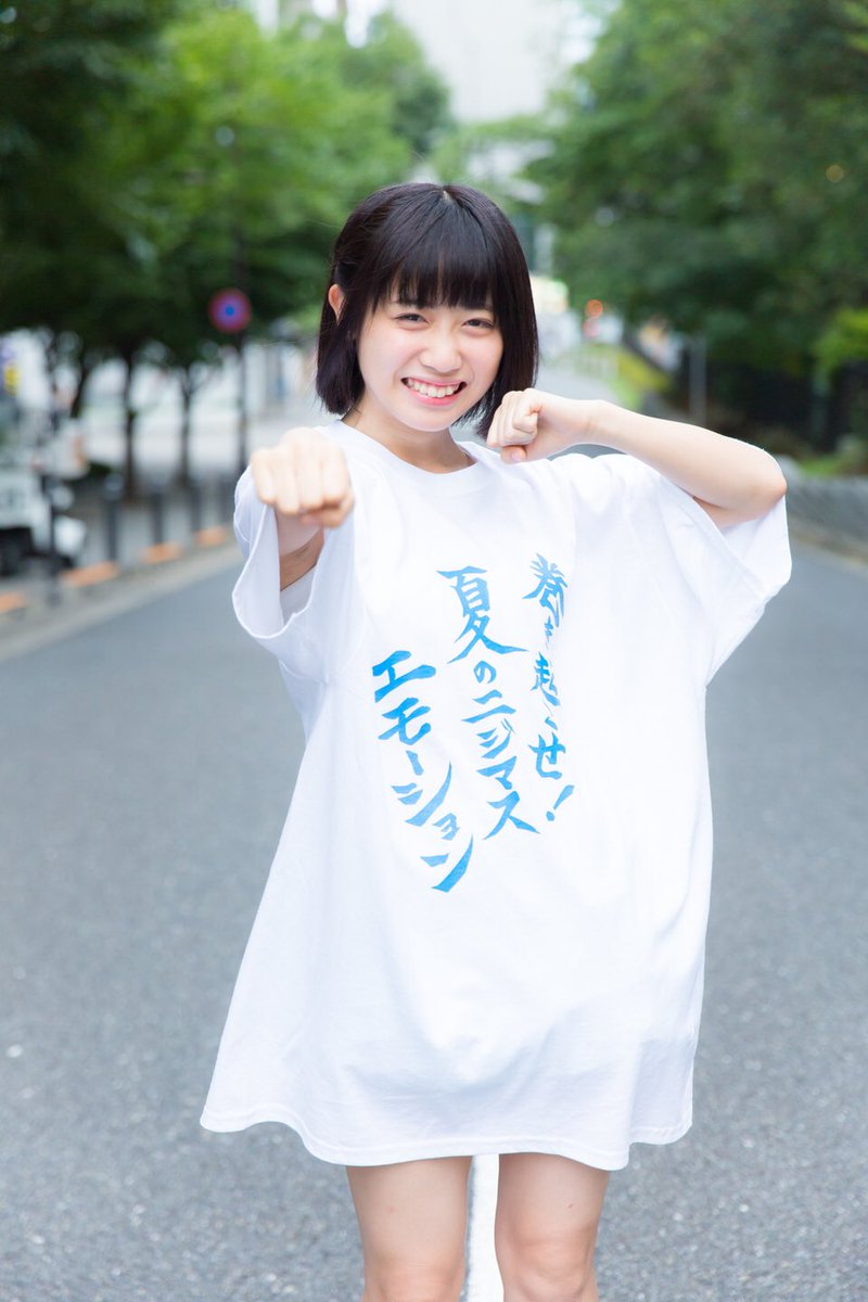 来栖りん 26時のマスカレイド 今日から販売開始のニジエモtシャツ 絶妙なダサさが なアイテムです W ニジマス