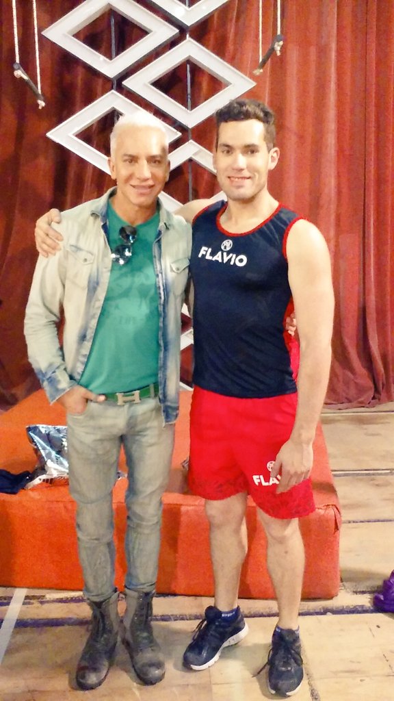 FlavioLilliC9's tweet photo. Aca conoci a @flaviomendoza en @combatearg que me abrio puertas como @studioflaviomza Y @mahatmateatro  con @BruSainzMicheli GRACIAS!!! https://t.co/9hRJmbCUUf