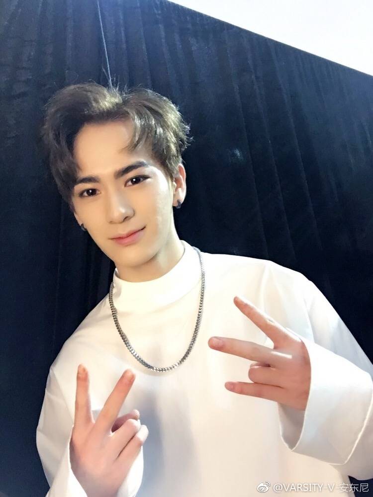 Anthony_BrazilV's tweet photo. 28.07 [ Atualização do Anthony no Weibo]  Anthony estava no estúdio gravando com os meninos! https://t.co/gKvheFW7l2