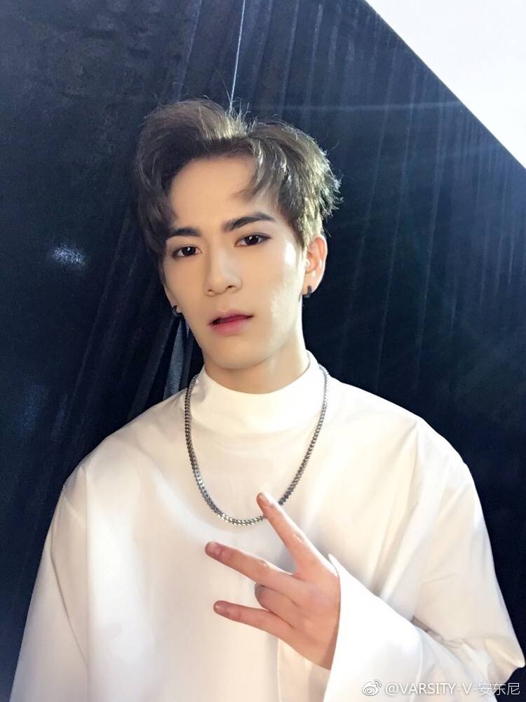 Anthony_BrazilV's tweet photo. 28.07 [ Atualização do Anthony no Weibo]  Anthony estava no estúdio gravando com os meninos! https://t.co/gKvheFW7l2