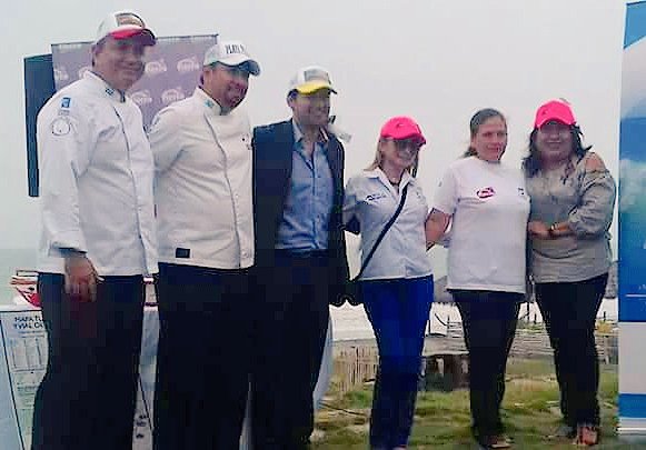 tlopez_ec's tweet photo. Representantes de instituciones recibiendo con mucho cariño unas lindas gorras por parte de los comuneros de #engabao
#sigueelcompromiso https://t.co/XxHrCNqddA