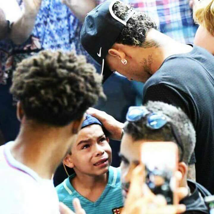 Christian_NeyJr's tweet photo. Um fãn do @neymarjr a permanência no Barça ..eu apoio nova emquete #FicaNey..😢⚽ https://t.co/YxENFVbo0I