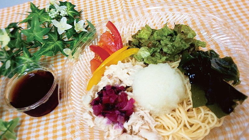 スリーエフ さっぱり冷製パスタでさっぱりランチの時間 大根おろし かりかり梅にカツオ風味の麺つゆで 和 の味わいが楽しめます 蒸し鶏とカリカリ梅のおろしパスタ パスタ 新発売