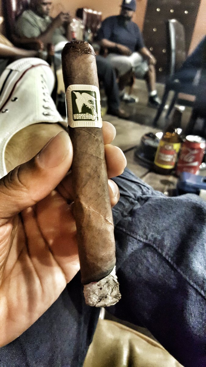 CONDOISHIM's tweet photo. @drewestatecigar for round 2. #Hello #StogieLifeStyle #CondoApproved https://t.co/zDDJ7OguV3