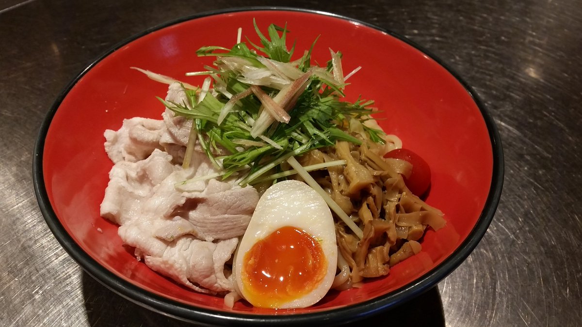 masamunebunke's tweet photo. あいにくの雨降りですが麺屋政宗
11：30より元気に営���いたします！
俺の豚しゃぶ冷やし麺　なくなり次第終了 https://t.co/PEuoXa2DKS