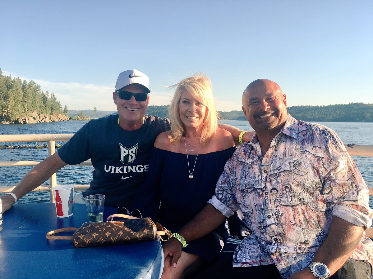 LisaFuhr31's tweet photo. Boat cruise with @grantfuhr & #NeilLomax heading out to see @dariusrucker in concert tonight #TheShowcaseGolf #CommunityCancerFund #Charity https://t.co/TO3D2paFrA