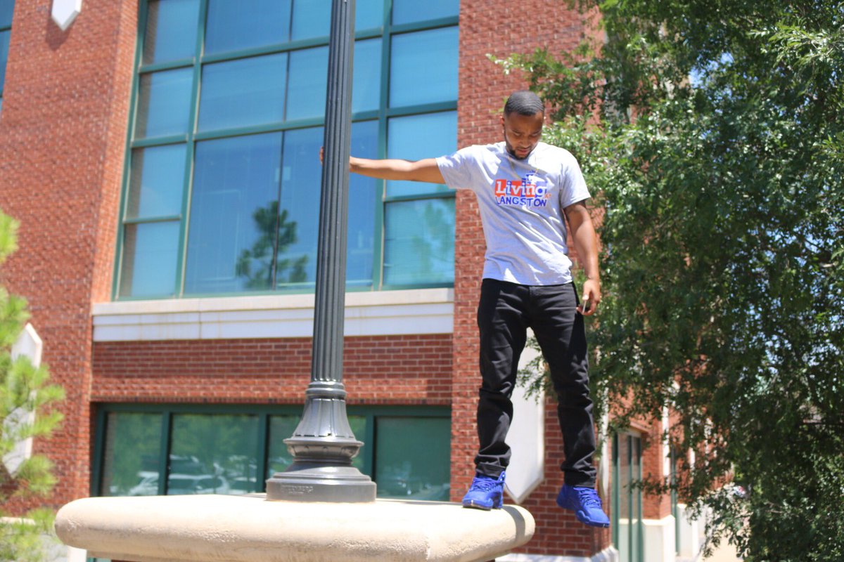 LivingAtLU's tweet photo. #LALUP 🔌🦁

Host Drew Tiller Rocking the Grey LAL Tee ❄️ https://t.co/uzDtpxww6E