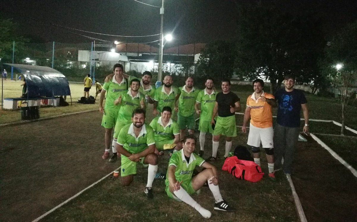LaFiore99's tweet photo. Los 11 de puro huevo post triunfo en el  @exacasjoficial #lafiore https://t.co/gH7cKoU3Tn
