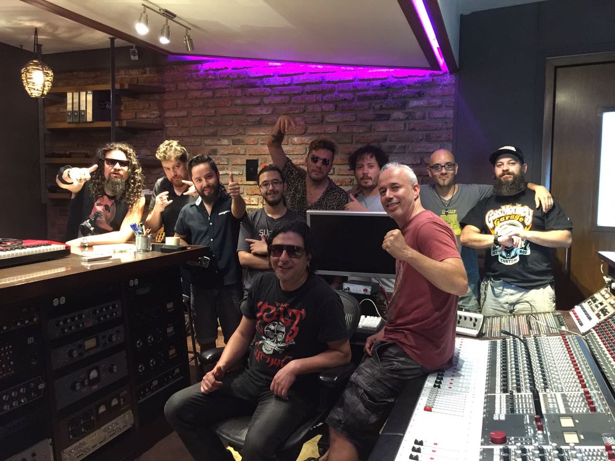 8MONKYS_BAND's tweet photo. Estuvimos en @SOGArecordings en #Cuernavaca con @SachaTri  y todo el Tema tremendo lugar 1000% recomendable!! #8MonkysEnTuArea https://t.co/7E68LikUBf