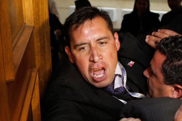 CNNChileTV's tweet photo. [Noticia En Desarrollo] Carabineros y PDI investigan las razones de la muerte del Pastor Soto. #MurioPastorSoto #RT https://t.co/9I6xX5fgRy