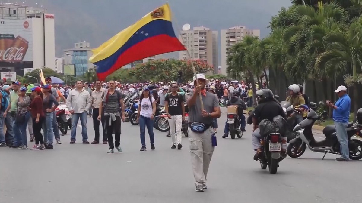 CNNChileTV's tweet photo. Venezuela prohíbe marchas por elecciones https://t.co/ePOUjd9BC1  #CNNChile https://t.co/X9Xbi0qfbT