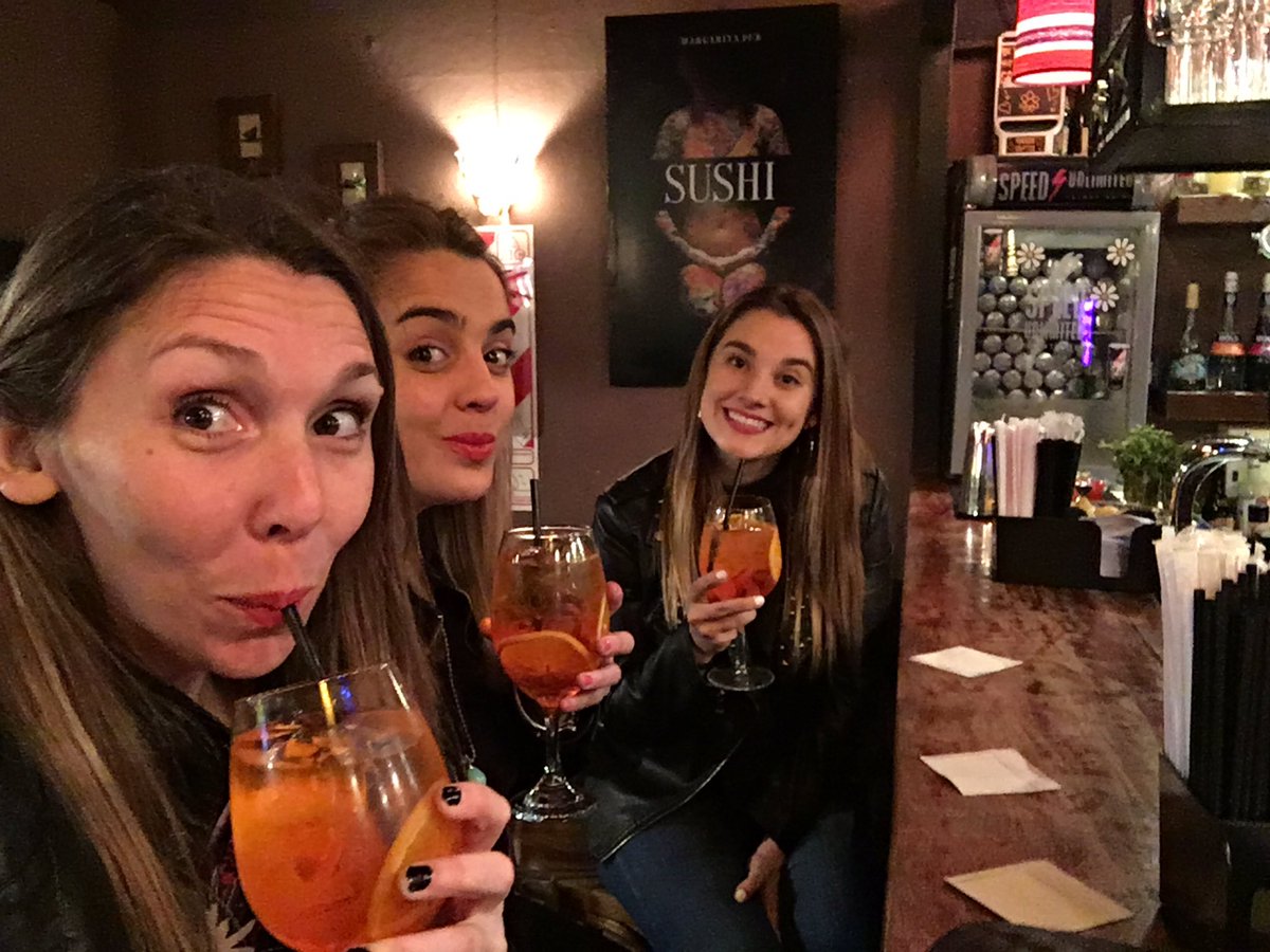 Villarroel_may's tweet photo. Festejando la amistad!!🍹🍹😘😘😘 @PesDani #caruchi https://t.co/OnX9KMnD8a