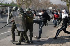 CNNChileTV's tweet photo. [Noticia en Desarrollo]FF.EE de Carabineros se enfrentan a encapuchados en casa de Javier "Pastor" Soto tras su muerte. #MurioPastorSoto #RT https://t.co/QHZXKaphW6