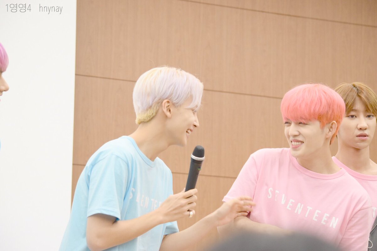 hnynay's tweet photo. @pledis_17 [HQ]170724 #세븐틴 #SEVENTEEN #セブチ #팬싸 #도교 #東京 #정한 #ジョンハン #JEONGHAN #SCOUPS #クプス #サイン会 @pledis_17 

後ろのクプスの表情管理ｗｗｗｗｗｗ顔ダラダラやないか(◜௰◝) https://t.co/8Dk50vpCMy