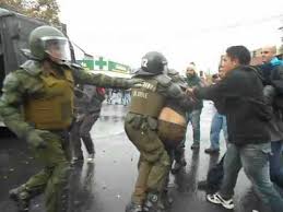 CNNChileTV's tweet photo. [Noticia en Desarrolo] 17 Encapuchados fueron detenidos por Fuerzas Especiales de Carabineros en casa de Pastor Soto. #MurioPastorSoto #RT https://t.co/7MjoSF5ENa