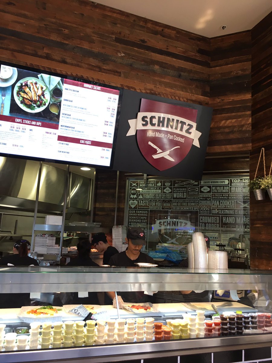 dinopacella's tweet photo. Refuel time @SchnitzAU 🐔 https://t.co/MR3zR7utJu