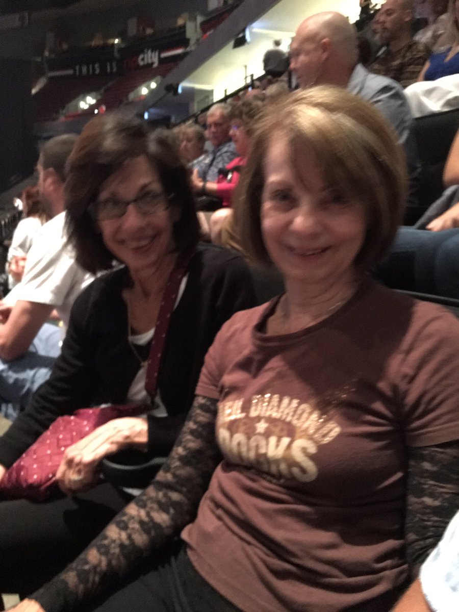 LevelUpUrGame's tweet photo. #tweetcaroline - because Neil Diamond ROCKS! https://t.co/3mzpn4jJ1w