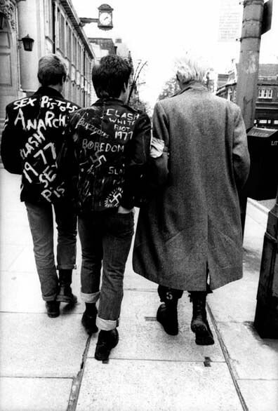 zzzkpdzzz's tweet photo. London Punks, 1977.
#punk #punks #punkrock #punksnotdead #punkz #punx #oldschoolpunk #40YearsOfPunk #40years https://t.co/Zc0mDx4NCJ