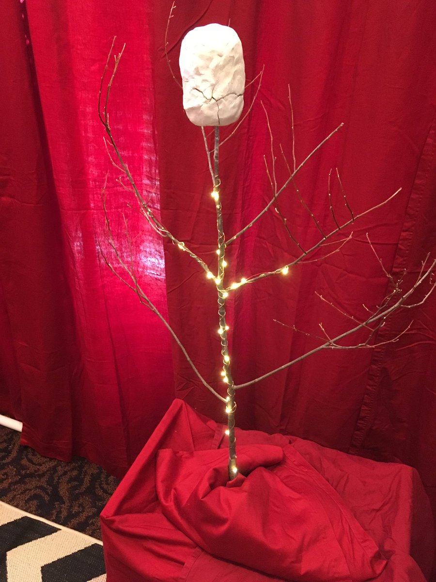 Twin_Petes's tweet photo. @TwinPeaksFest Bringing it strong with #TheEvolutionof theArm in the #twinpeaks photo booth. More on my Instagram page (twin_petes) https://t.co/UcfcV0OZnJ