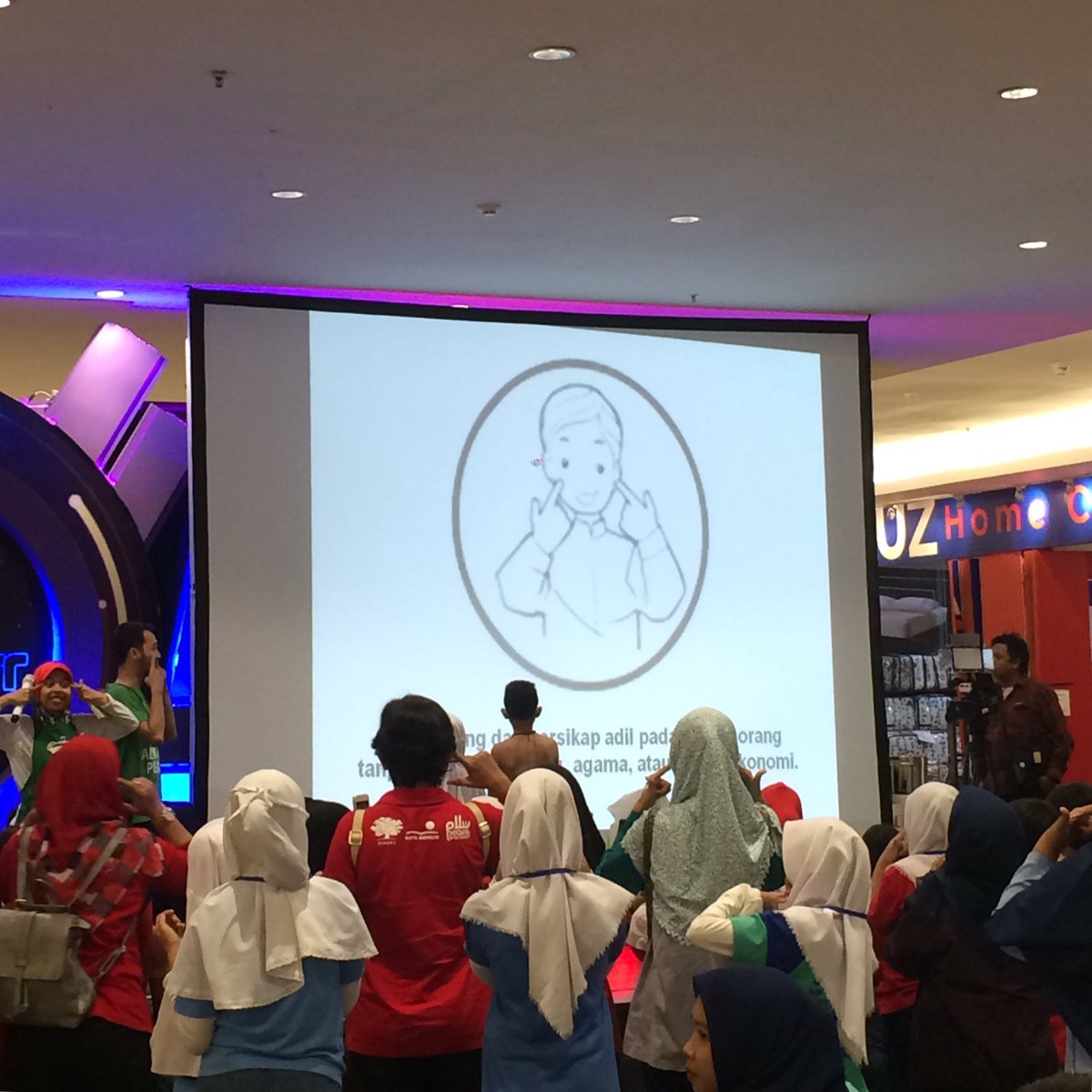 yChangemakers's tweet photo. "Janji Perdamaian" bersama adik-adik yg telah berhasil menyelesaikan 12 wahana dlm Peace Zone. @PeaceGenID @suryainstitute @ashokaindonesia https://t.co/pkI5WfD62I
