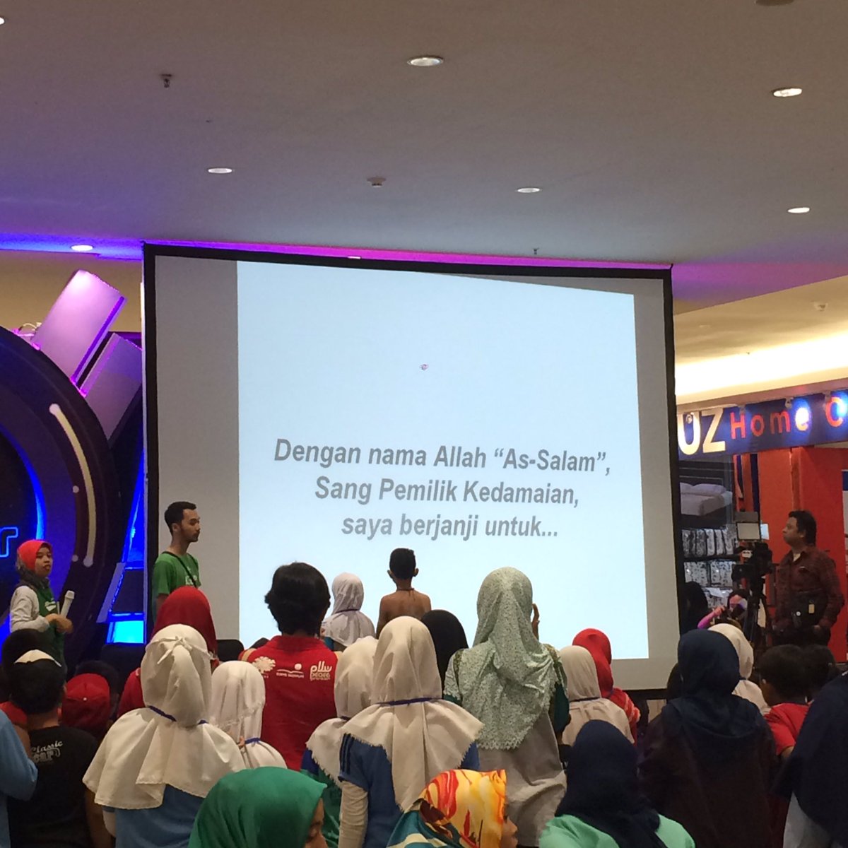 yChangemakers's tweet photo. "Janji Perdamaian" bersama adik-adik yg telah berhasil menyelesaikan 12 wahana dlm Peace Zone. @PeaceGenID @suryainstitute @ashokaindonesia https://t.co/pkI5WfD62I