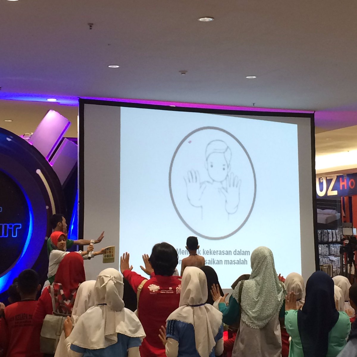 "Janji Perdamaian" bersama adik-adik yg telah berhasil menyelesaikan 12 wahana dlm Peace Zone. <a href="/PeaceGenID/">Peace Generation</a> <a href="/suryainstitute/">Surya Institute</a> <a href="/ashokaindonesia/">Ashoka Indonesia</a>