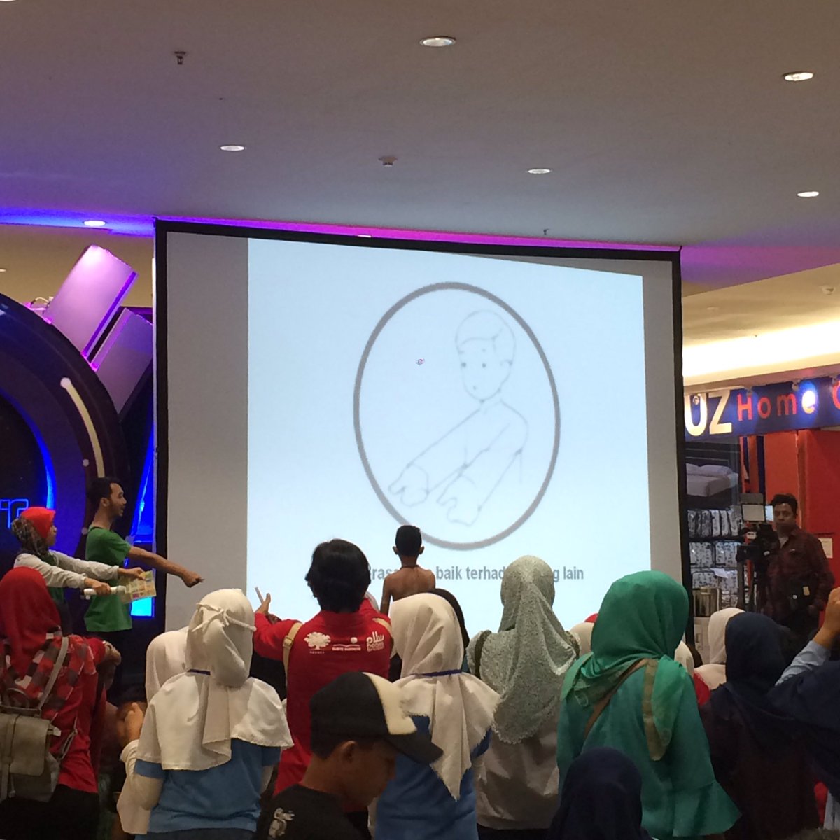 yChangemakers's tweet photo. "Janji Perdamaian" bersama adik-adik yg telah berhasil menyelesaikan 12 wahana dlm Peace Zone. @PeaceGenID @suryainstitute @ashokaindonesia https://t.co/pkI5WfD62I