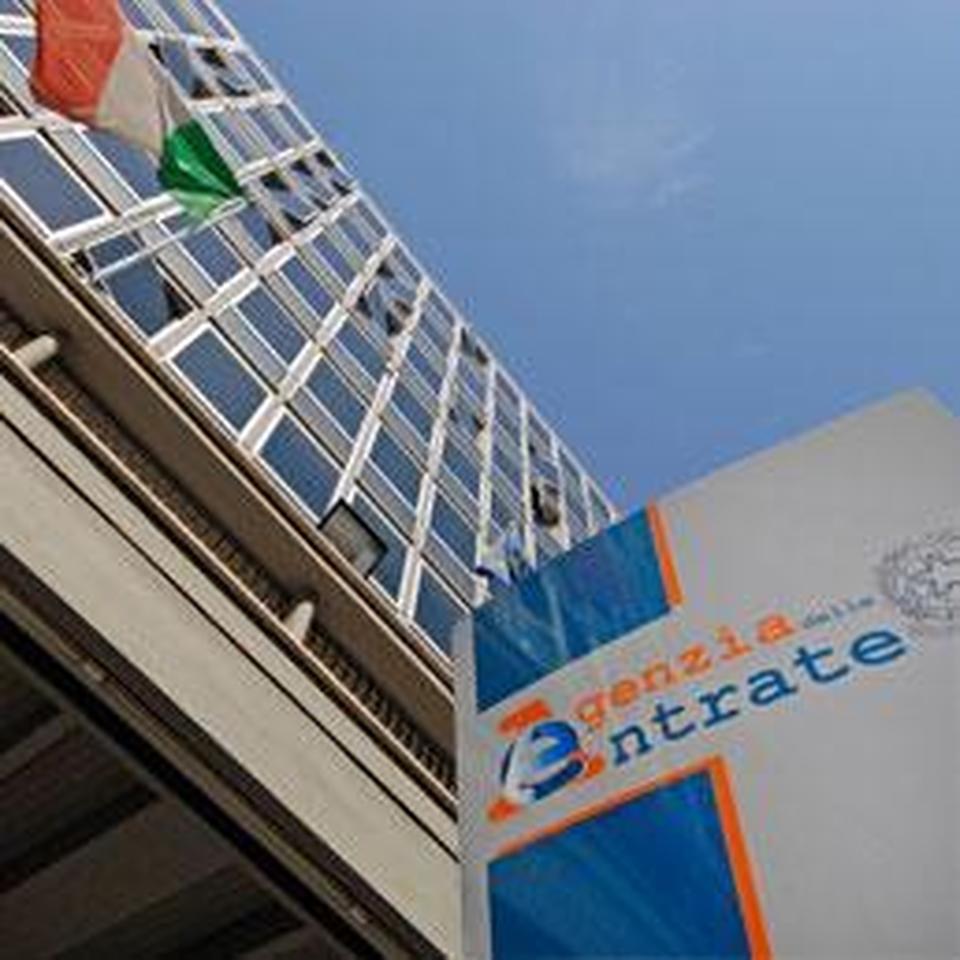 condominio24's tweet photo. Fisco, le ยซCuยป del #condominio vanno al 31 ottobre per appalti e lavoro autonomo. Lo dice anche @Agenzia_Entrate . https://t.co/fsJN3RBzqQ https://t.co/qqKrAIsUV3