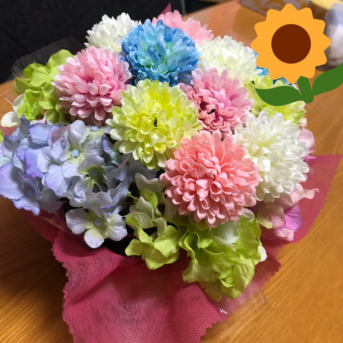 ayachan0619's tweet photo. りささんに貰ったおむつケーキに刺さってたお花をまとめて生けたらすごく可愛くなった😘 https://t.co/sX8wX8KLVa