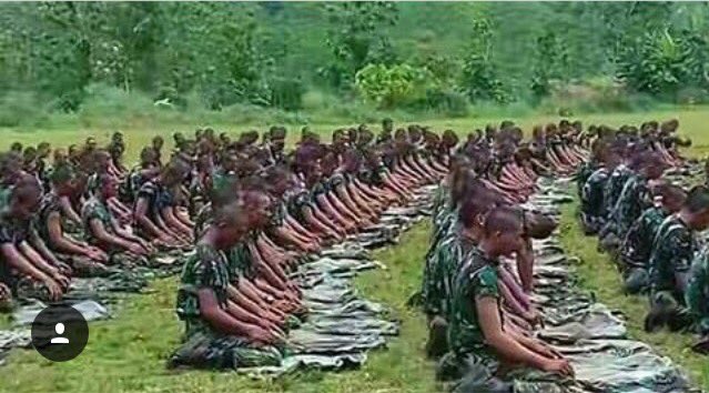 Puspen_TNI's tweet photo. Jika kslmatan n keamanan negara ini disrhkan kpd kmi, maka keslmatan n keamanan kami sndiri kmi serahkan pd Allah SWT...wktunya solat ashar😇 https://t.co/ADxJv08YkS