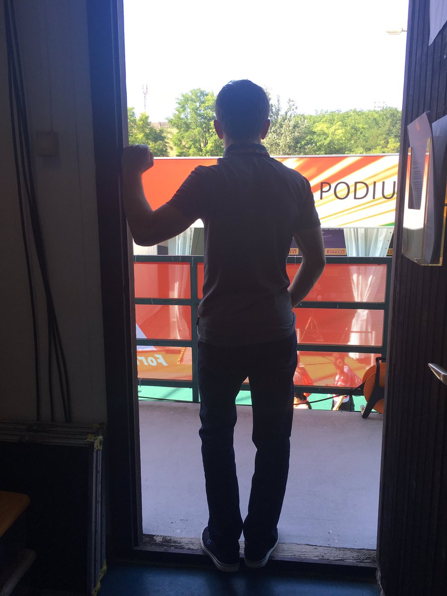 CroftyF1's tweet image. Fresh from his curry adventures @antdavidson is back in the Comm Box for FP3! Live on @SkySportsF1 in five