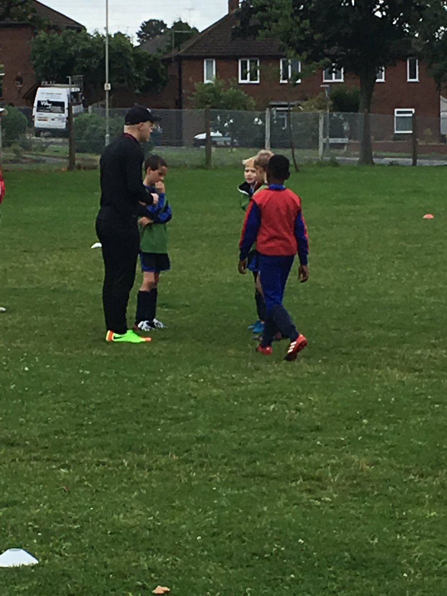 RusSmith0907's tweet photo. @sdyfl @HalasHawks Coach Sean showing a great OutofPossession game linked to his games. Well done Sean 👏👏 #TheDs @BirminghamFA https://t.co/pP3uNwVH60